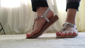 Mistress Inni`s Foot Place [ mistressinni ] - A reversed video of me putting on some clothes... Cause the sweet