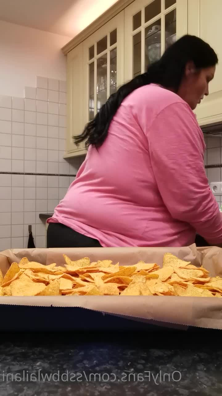 SSBBW Lailani [ ssbbwlailani ] - Recently I haven't been able to tan as much ☹️ luckily ol boy can - ePornLeak