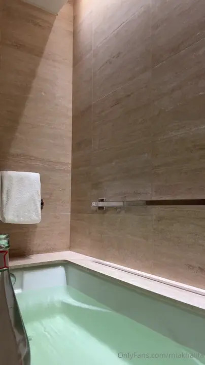Mia Khalifa Shows Off Her Tits And Feet In The Tub - ePornLeak