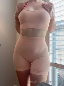 Princess Emma Lux [ emmalux ] - getting a lot of requests for more feet 💕