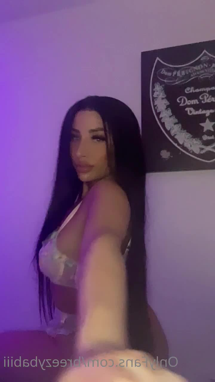 blueeyedbaby [ breezybabiii ] - who is into feet  I wanna make some feet content tonight - ePornLeak