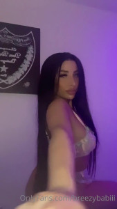 blueeyedbaby [ breezybabiii ] - who is into feet  I wanna make some feet content tonight