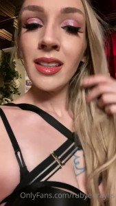 Seattle Dominatrix Ruby Enraylls [ rubyenraylls ] - Do these glasses make me look smart
