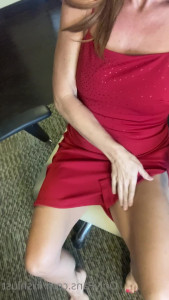 Scarlet 😘 [ mrs_scarletlove ] - i put on nail polish for you 🥺 do you like my toes or soles better?