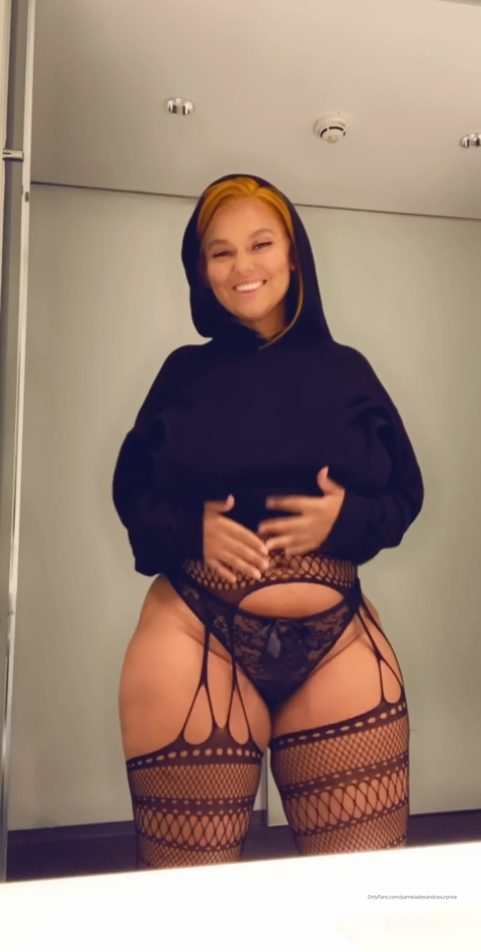 Pamela Alexandra [ pamelaalexandrasurprise ] - I think this a good talent to have 🤔 - ePornLeak