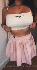 ur lil princess [ dirtylilprincessxo ] - You see me on the side of the road like this wyd😏