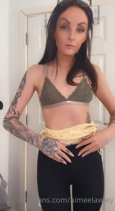 Aimeelawley Strips Down To Show Nice Ass - ePornLeak