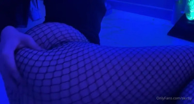 Skirby Squeezing That Meaty Ass