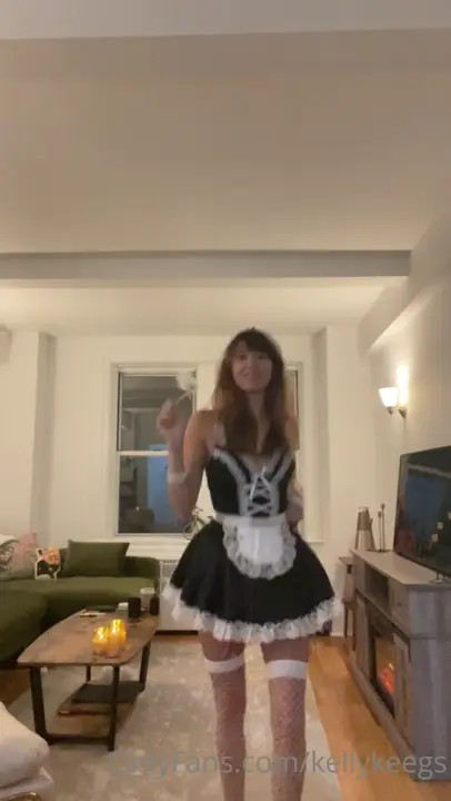 Naughty Kellykeegs Teases As A Slutty Maid - ePornLeak