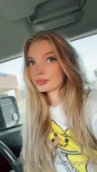 Ilovelucy6969 Lifts Shirt Exposing Her Tits - ePornLeak