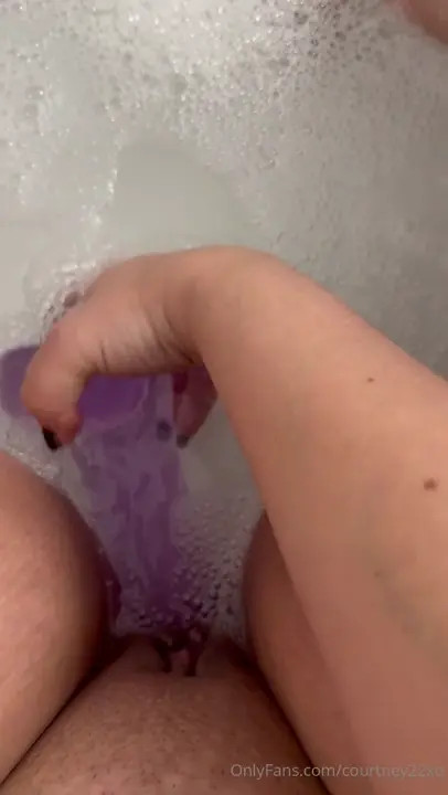 Courtney22Xo Shoves A Big Dildo - ePornLeak