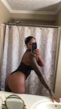 Lexonthemoonn Shows Her Juicy Black Ass