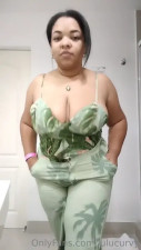 Lulucurvy Gets Sexy In Plunging Top