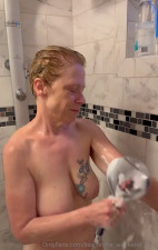 Shows Her Butt And Boobs While Showering