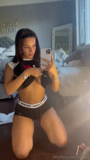 Livyalex Lifting Her Top For Tits Show