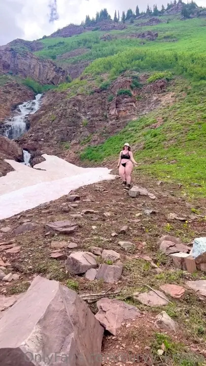 Twerking Her Ass In A Hiking Tease - ePornLeak