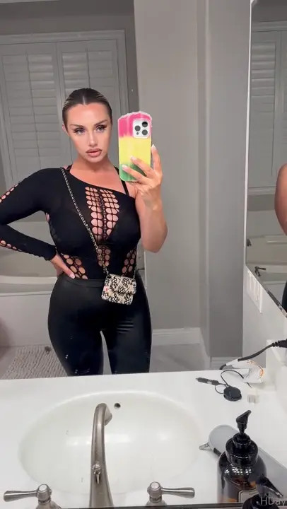 Itshollyday Flaunting Her Figure - ePornLeak