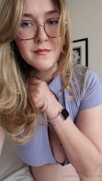Yogi_Bea_Free Teasing With Her Cleavage - ePornLeak