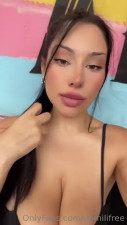 Milionlyvip Flaunting Her Cleavage