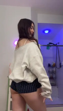 Teen Jocelyynn Seduce You And Touches Her Pussy