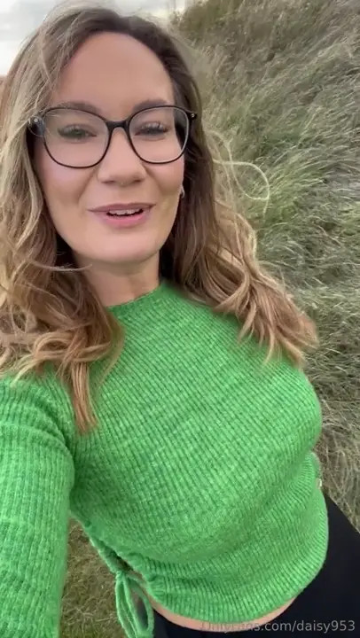 Daisy953 Flashing Her Cleavage - ePornLeak
