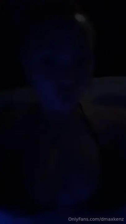 Dmaxkenz Teasing In Her Bikini Top - ePornLeak