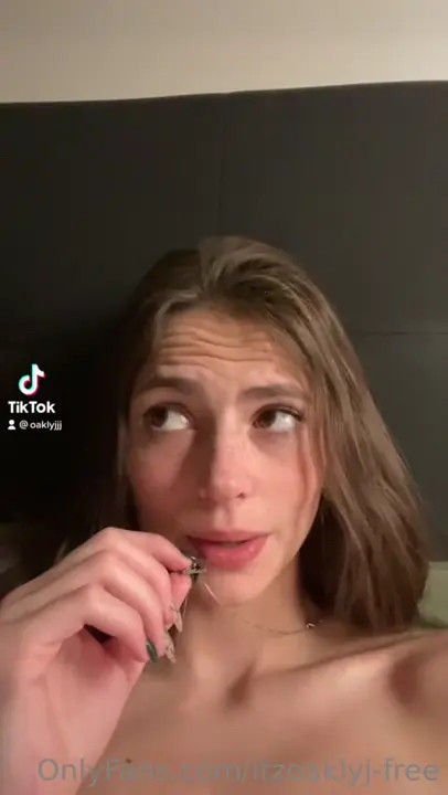 Having A Peek At Oakly Johnson's Nips - ePornLeak