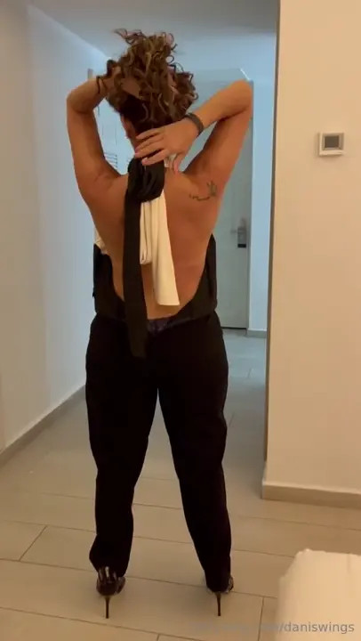 Daniswings Strips And Exposing Her Tits - ePornLeak