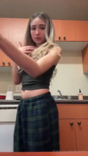 Cheleche’s Ass Twerks In Loose Pants