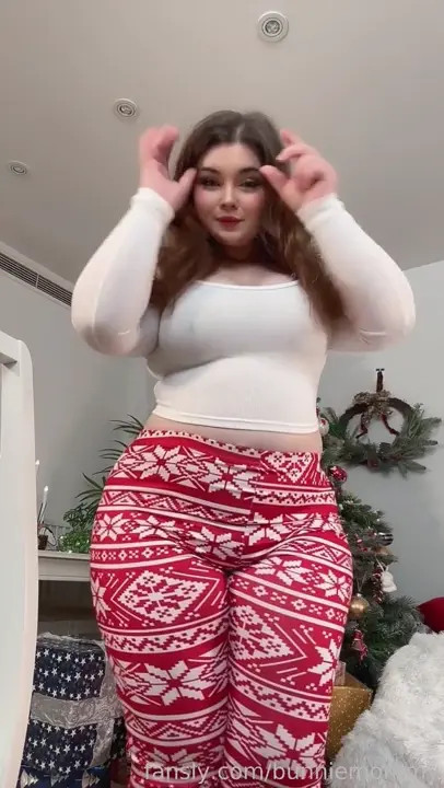 Bunniemommy Wiggles Her Ass In Tight Pants - ePornLeak