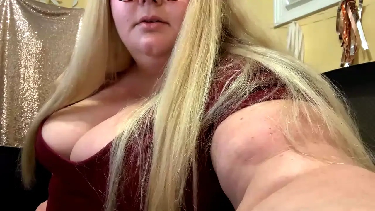 Caitidee Strips Naked And Uses A Dildo - ePornLeak