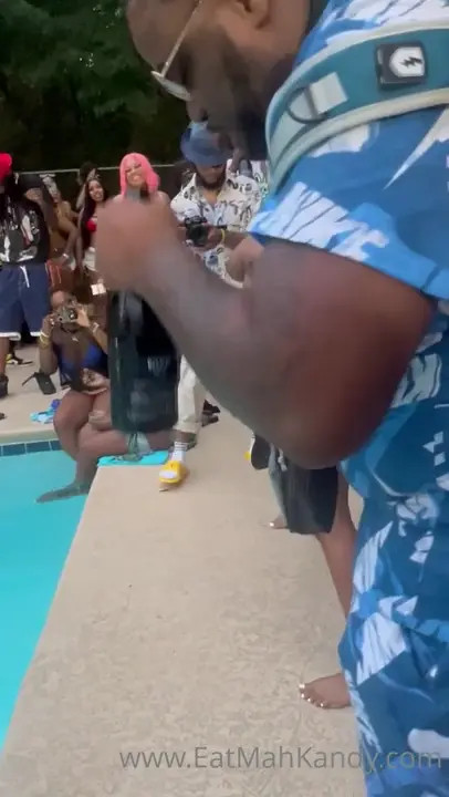 Eatmahkandy Shows Her Tits In Public - ePornLeak