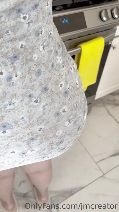 ChimoCurves’ Ass Gets Exposed While Cooking - ePornLeak