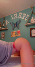 Pintsizejen Twerks Her Booty On The Bed