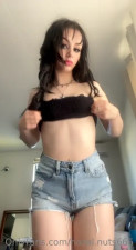Lavenderhayz Yanks Her Top Down To Flash Tits