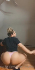 Woahhtee Shakes Her Ass On Full Split