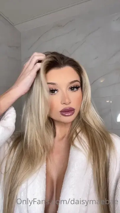 Daisymaebae Looks Hot In A Fluffy Robe - ePornLeak