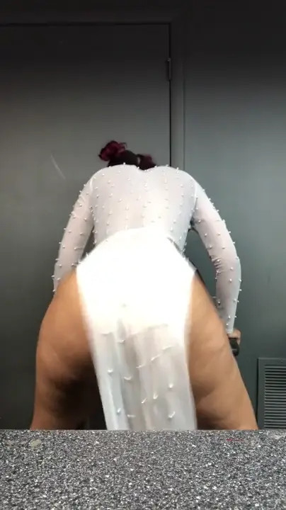 Rarrired Shakes Her Ass On The Chair - ePornLeak