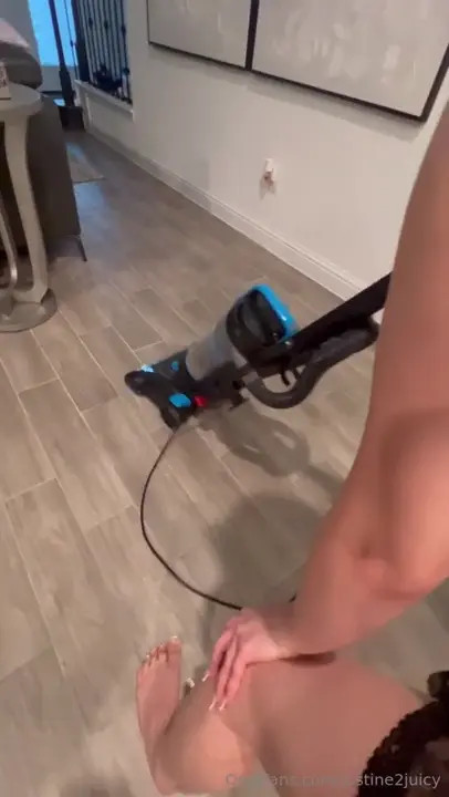 Justine2Juicy Twerks While Using The Vacuum - ePornLeak