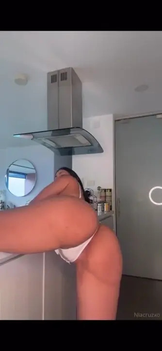 Nia Cruz Rubs And Fingers Her Pussy - ePornLeak