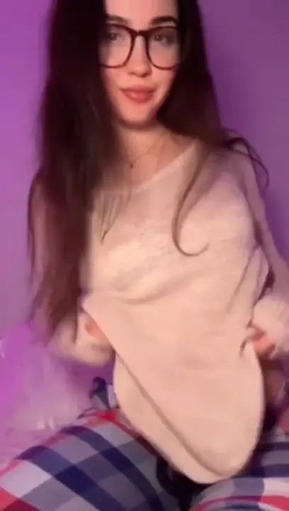 Nerdy Jocelyynn’s Mirror Pussy Play - ePornLeak