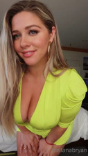 Ellanabryan Shows Her Curves In Green Clothes