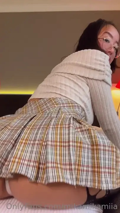 Mikamikamiia Pumps Her Ass On The Bed - ePornLeak