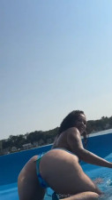 Thebrattt26 Twerks In The Water