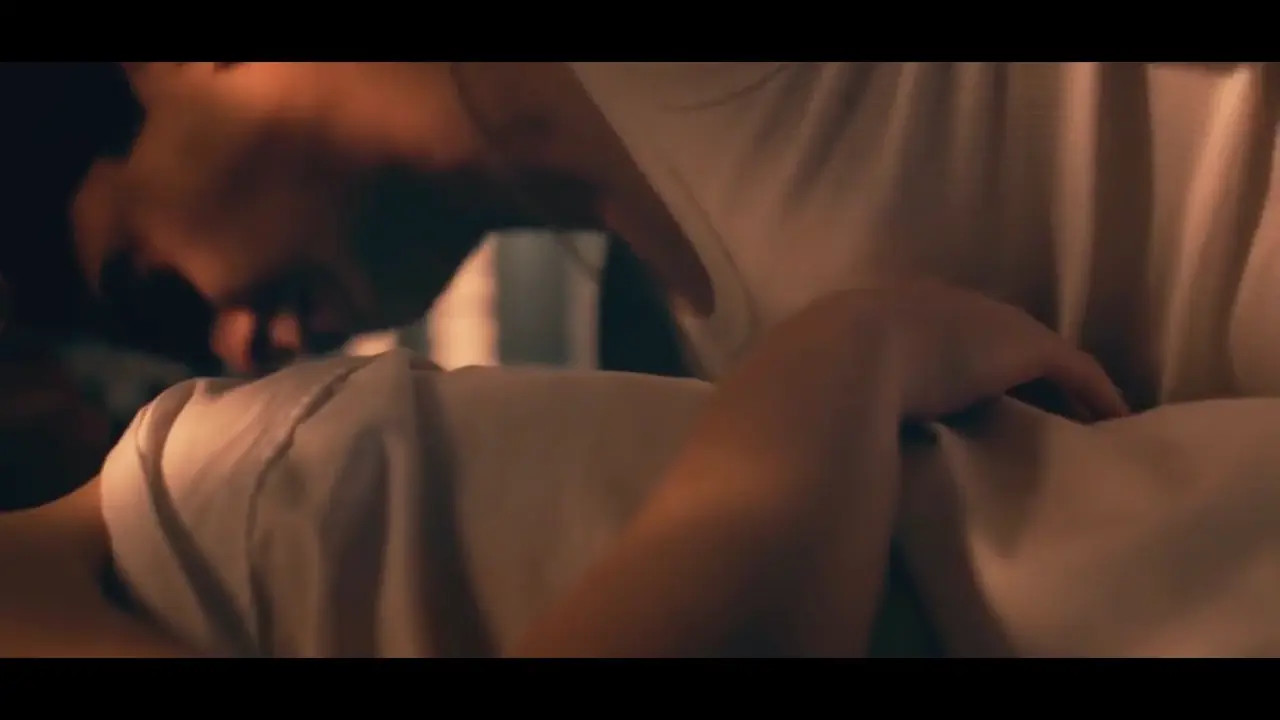 Sydney Sweeney Kisses Her Boyfriend - ePornLeak