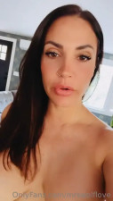 Mrswolflove Exposes Boobs And Butt