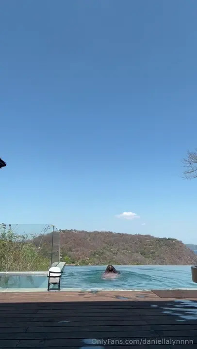 Daniellalynnnn Swims In Her Bikini - ePornLeak