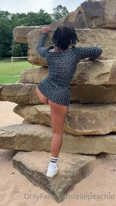 Ellepeachxr Teases Her Bare Ass Outside - ePornLeak