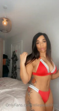 Ellepeachxr Flaunts Her Body In Bikini