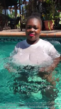 Chocolatbeauty Exposes Tits In The Pool